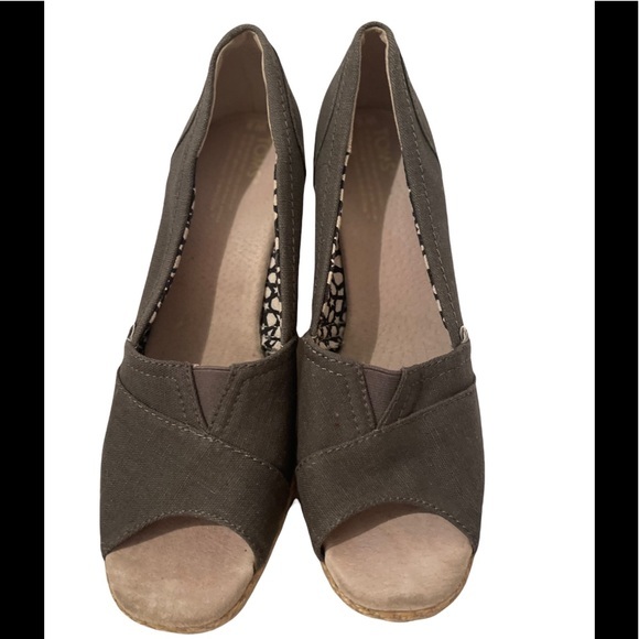 Tom’s Gray Wedge Shoes. Size 8W - Picture 2 of 7